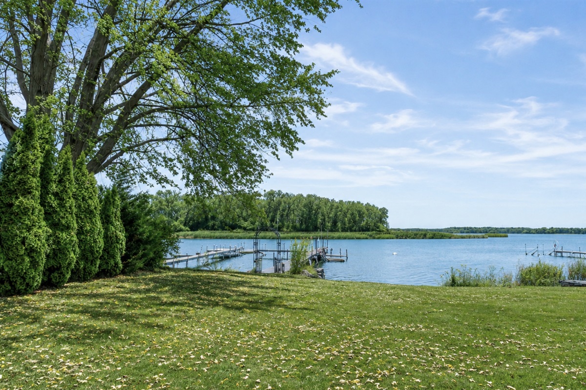 Lakeside lawn for yard games and plenty of room to play