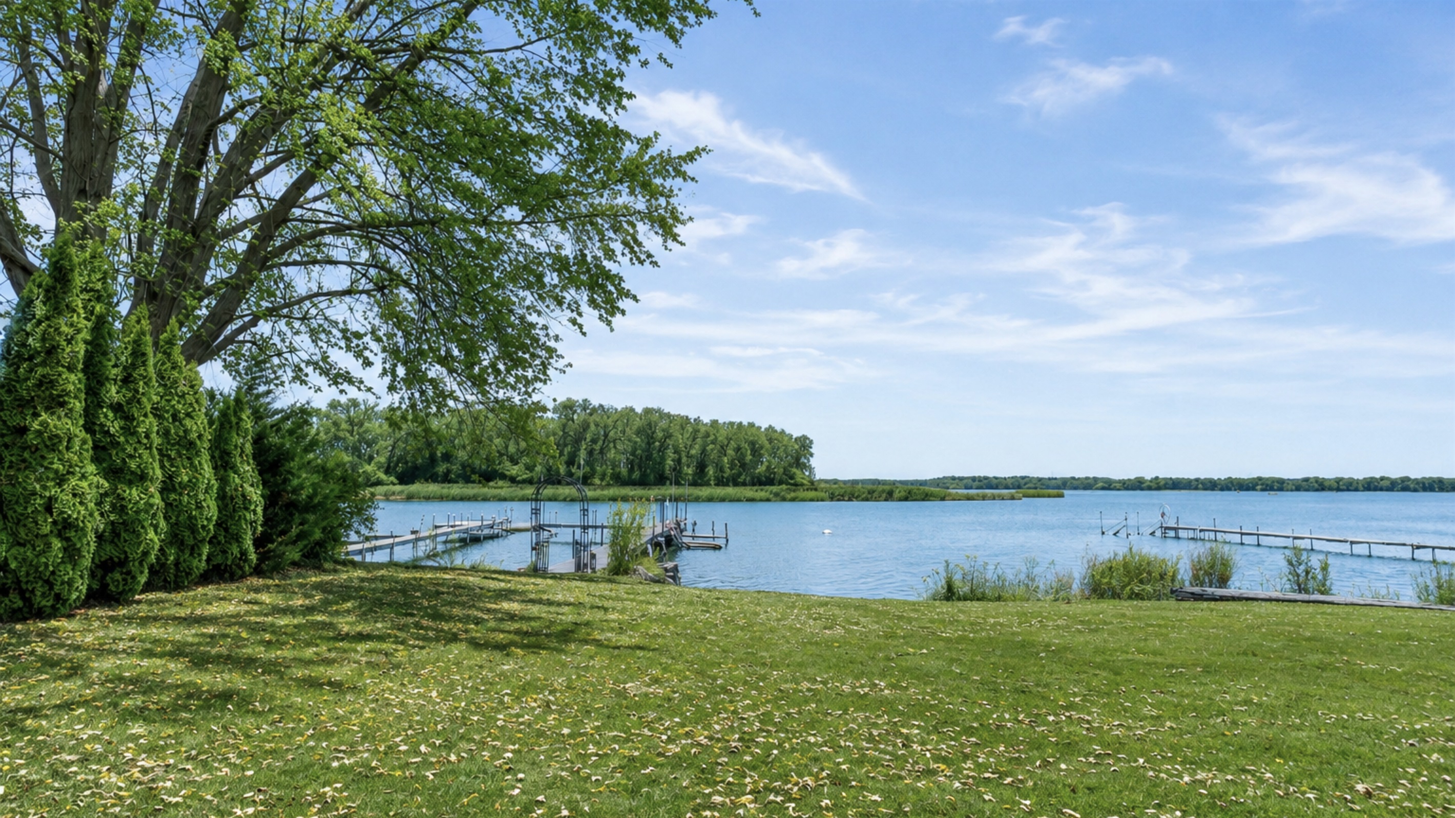 Lakeside lawn for yard games and plenty of room to play