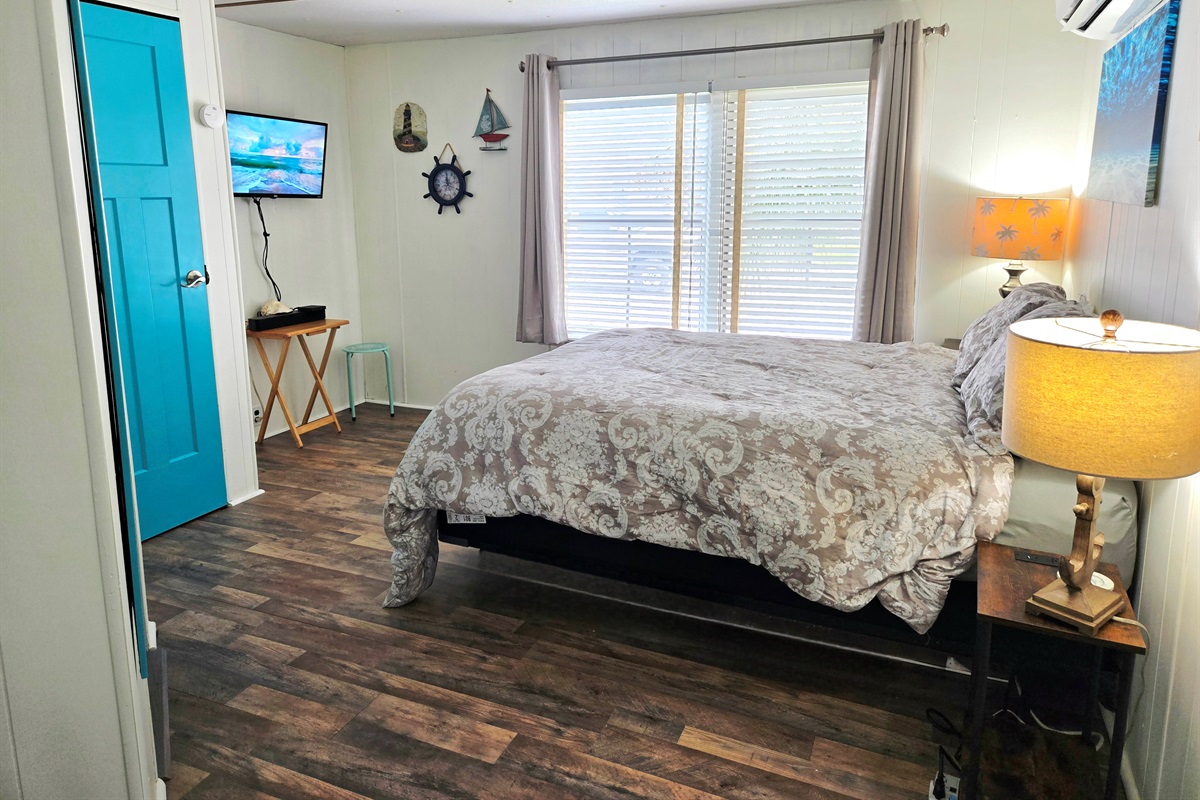 Front Bedroom (Queen Bed w/ Ensuite bathroom)