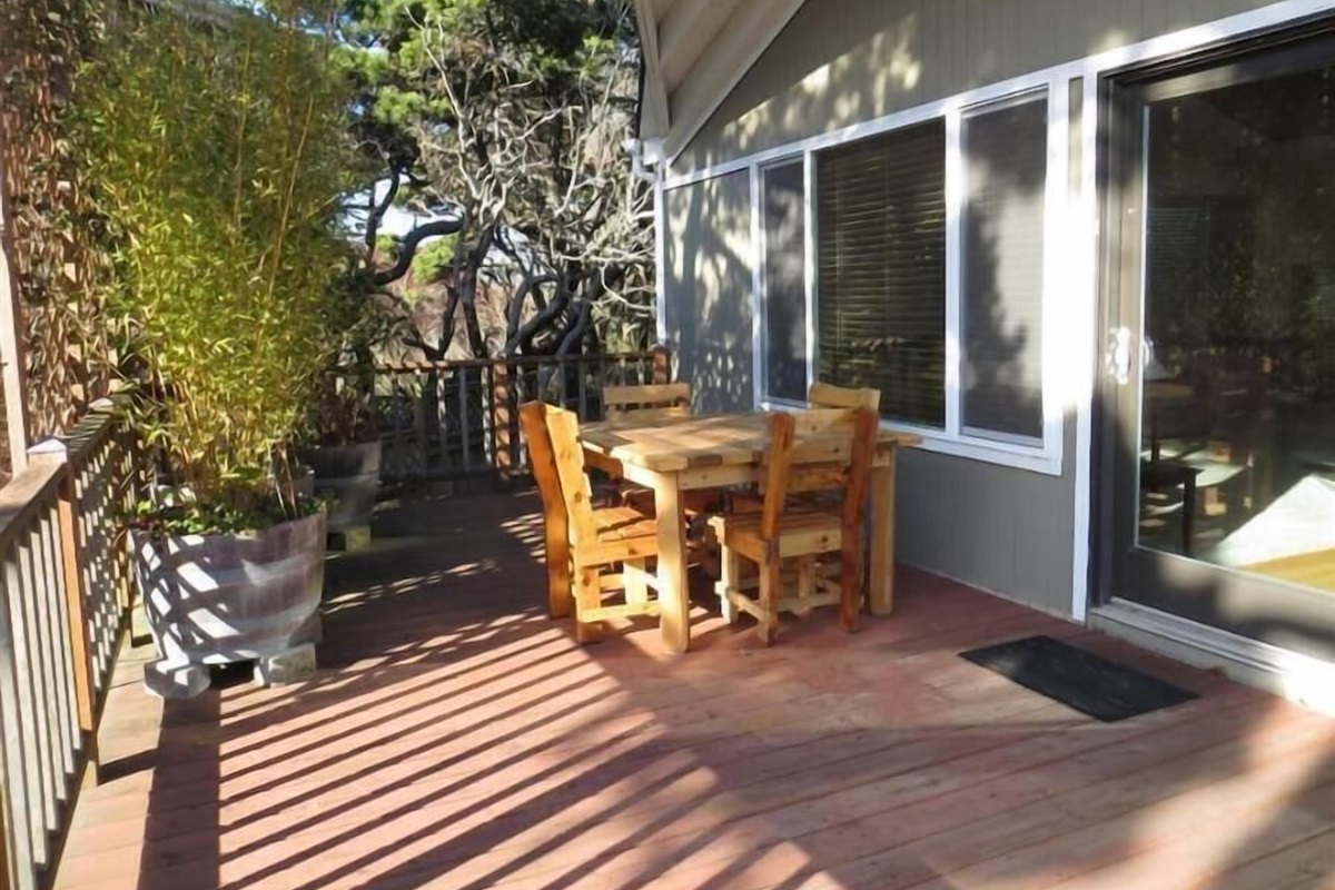 front deck with table for 4