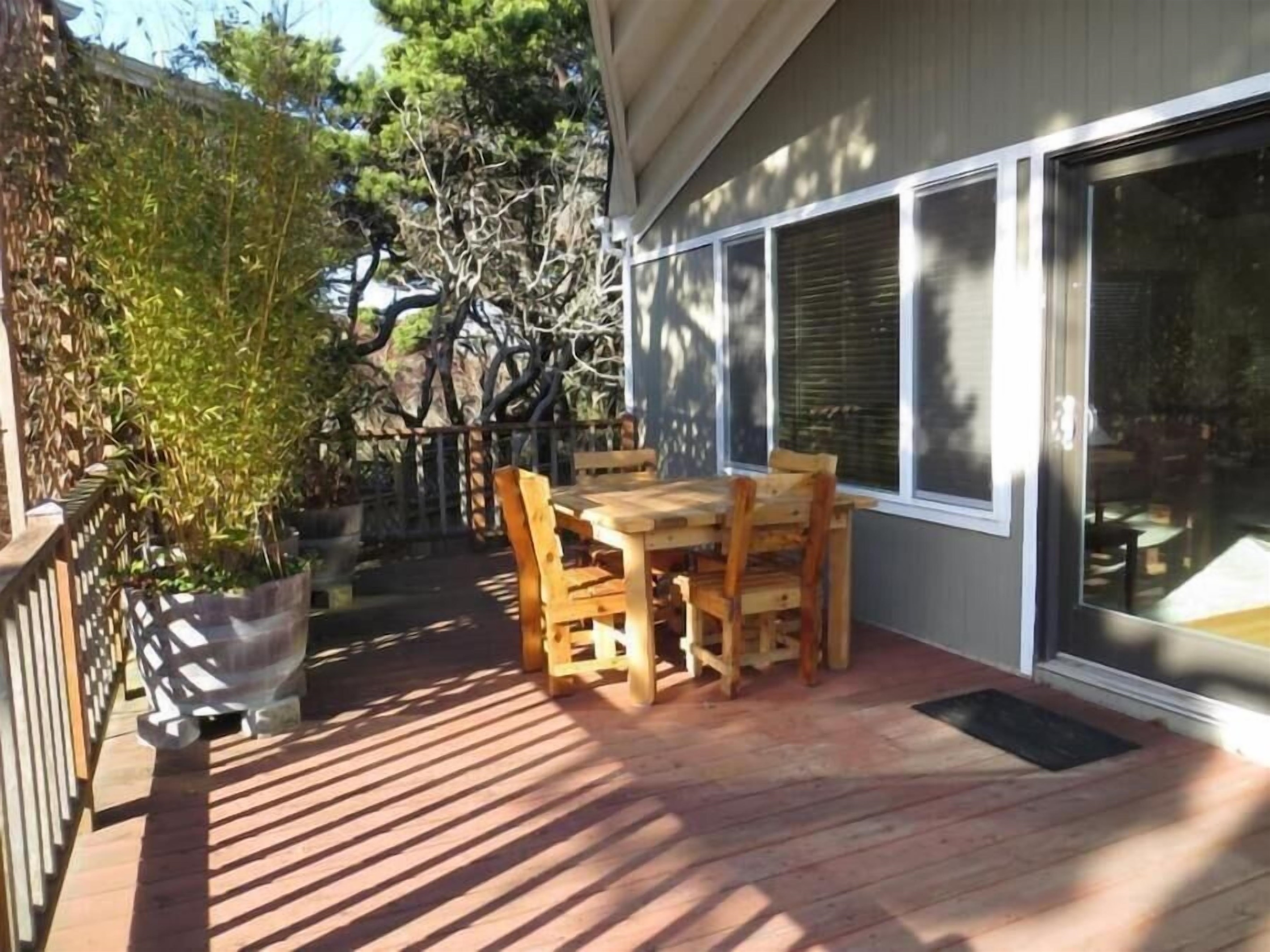 front deck with table for 4