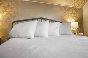 Queen bed with 4 comfortable pillows