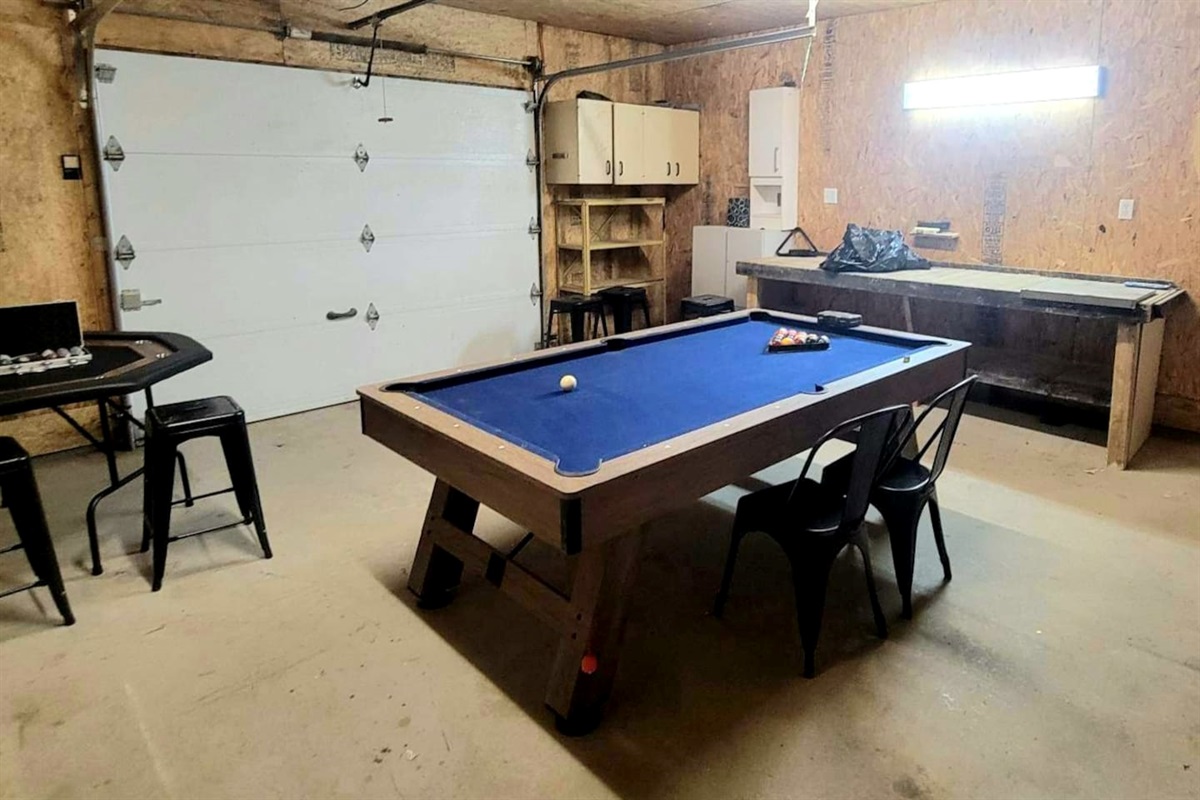 Salle de jeux aménagée dans le garage (table de billard, table de poker et jeu de fléchettes).