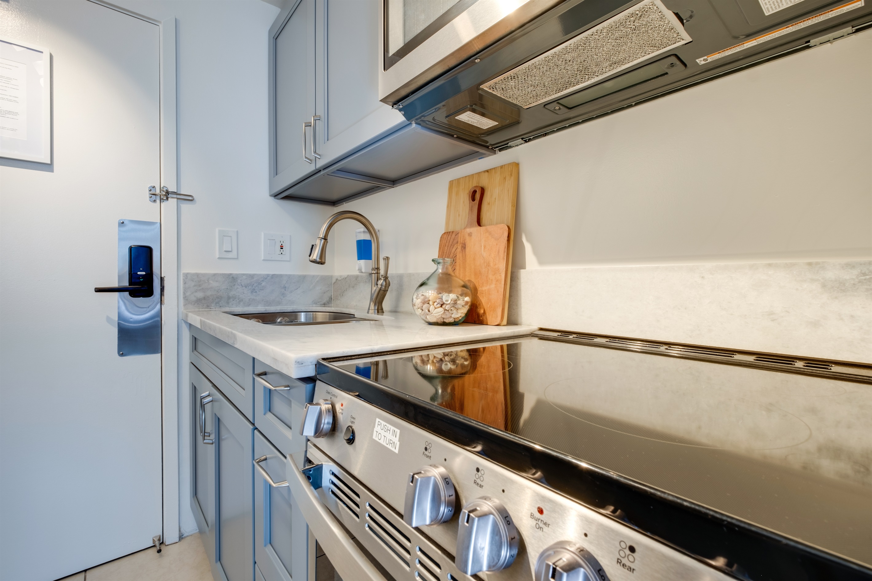 Enjoy the ease of modern island living in this well-appointed Waikīkī kitchenette. With sleek appliances, elegant finishes, and thoughtful design, it’s perfect for preparing light island meals or morning coffee before heading out to explore Honolulu’s vibr