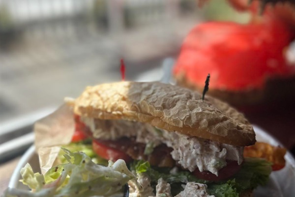 Only 5 minutes from the house, Pearl’s New Orleans Kitchen is a local favorite for bold Cajun flavors, cold drinks, and lively summer nights. Grab a table on the patio and enjoy live music under the Northern Michigan sky.