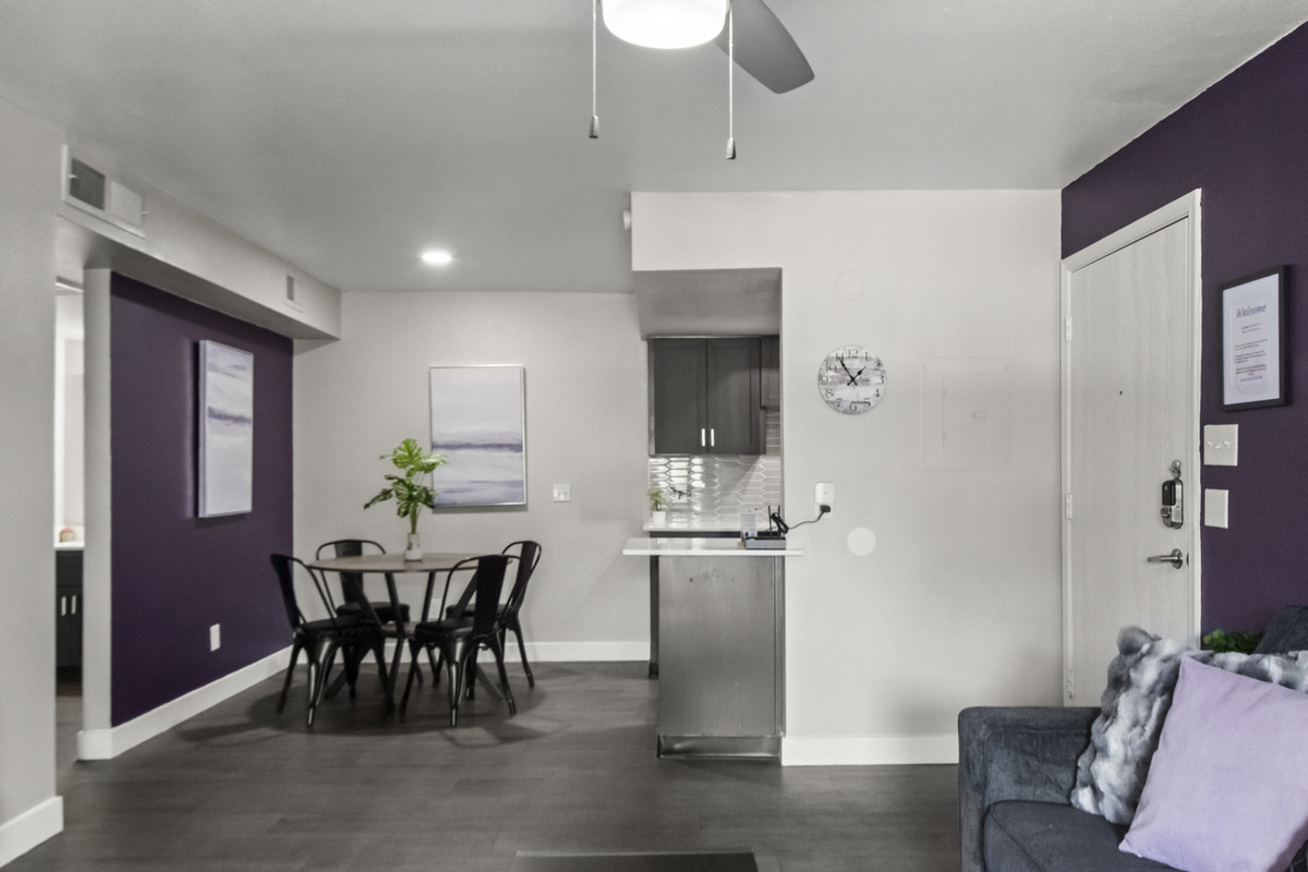  Spacious living room with a welcoming atmosphere for a comfortable stay.