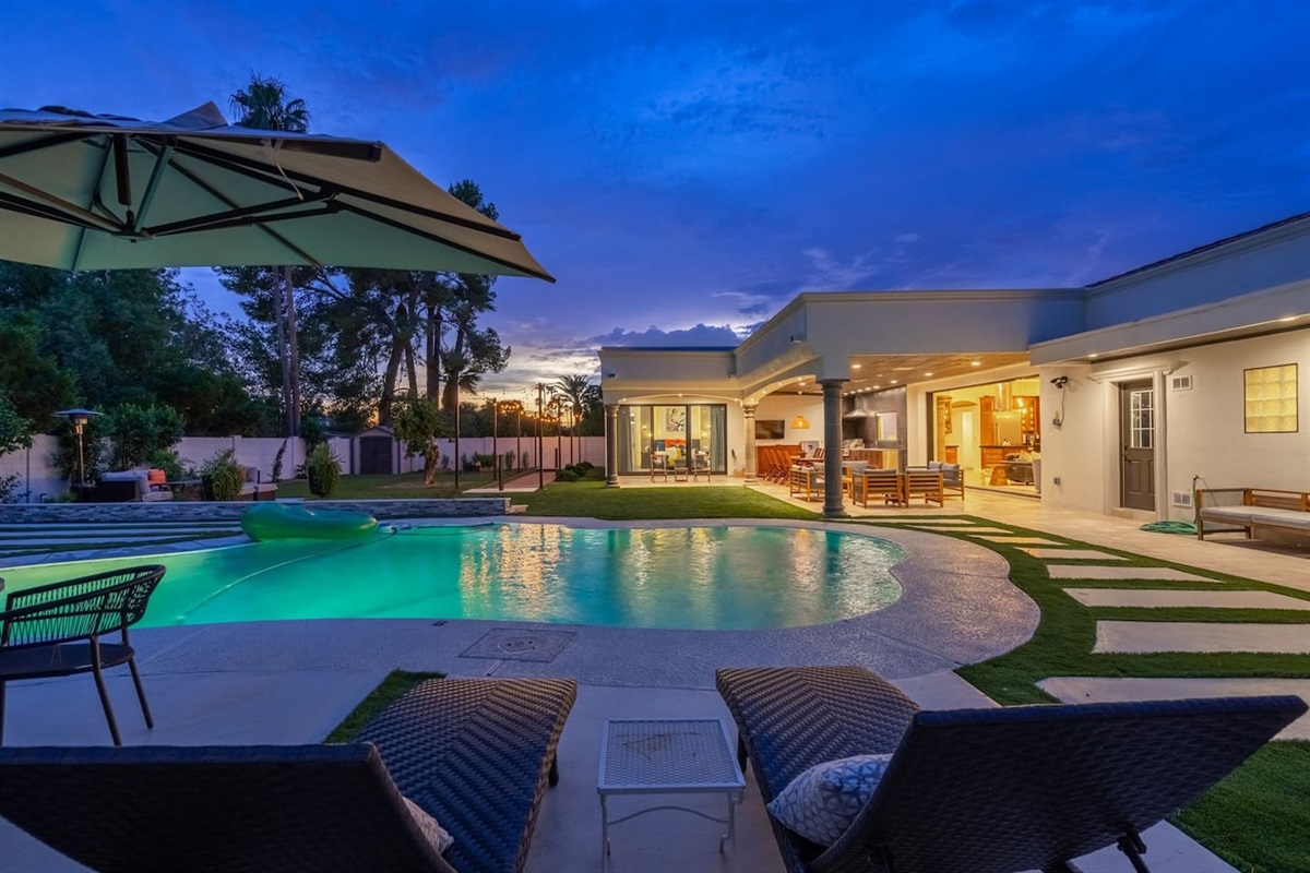 Transform your evenings with a view of the sparkling pool. The ambiance invites relaxation and enjoyment with friends!