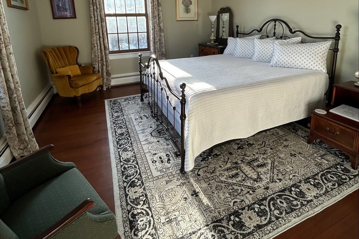 Serene Green Room - King bed