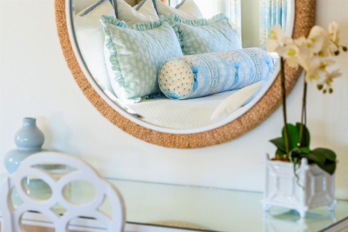 Coastal decor details highlighting soft blues and woven accents.