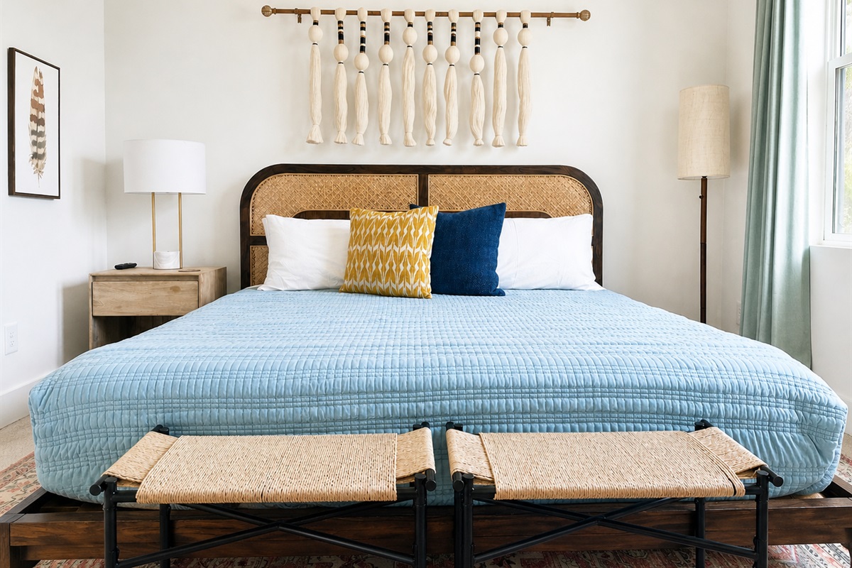 With a comfortable mattress, plenty of pillows, and cotton linens, expect to sleep well during your stay. The 2nd king bedroom is well-designed and well-stocked for your comfort.