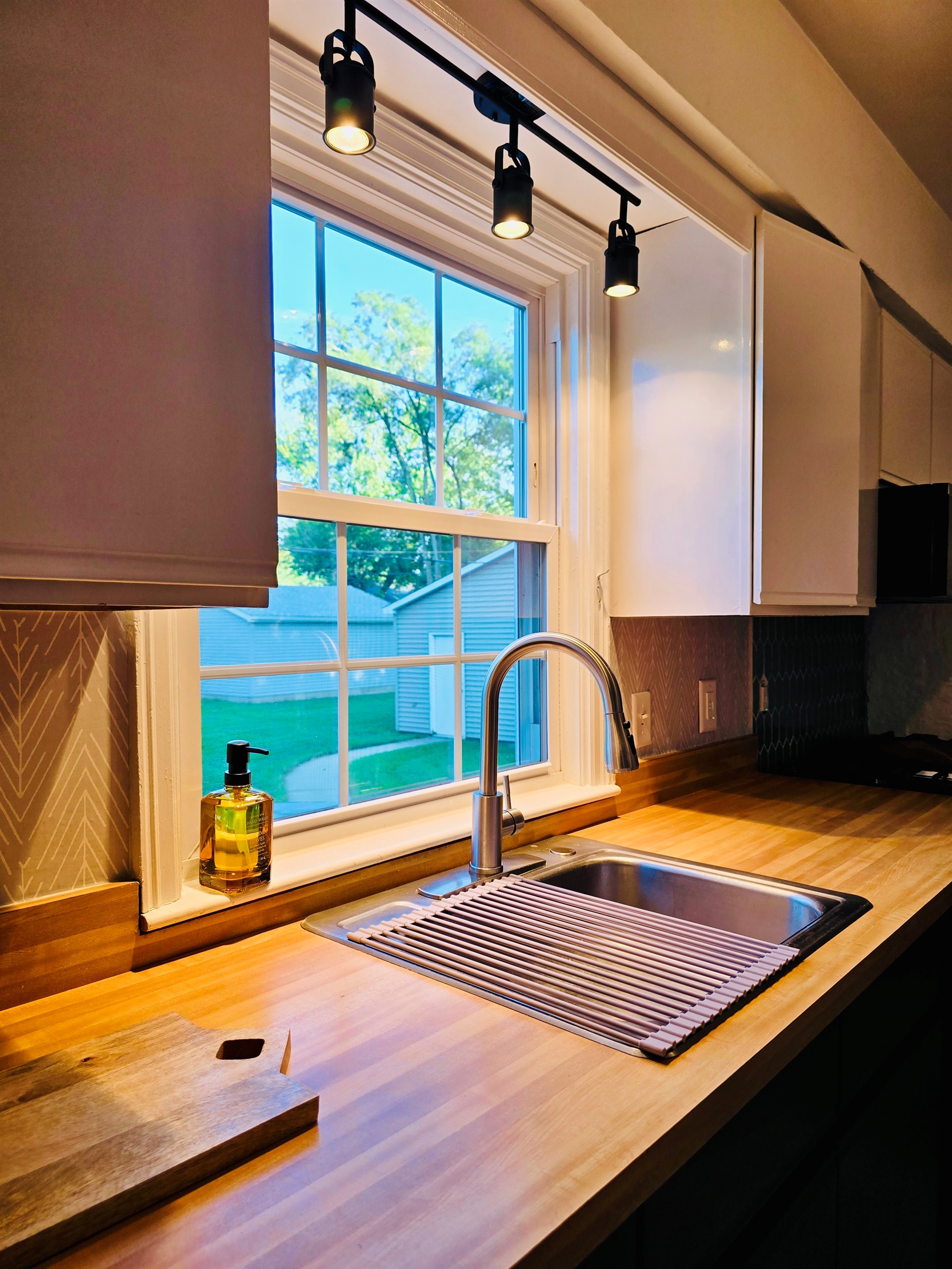 Clean counters, silicone drying rack, and a sink that’s ready for anything.