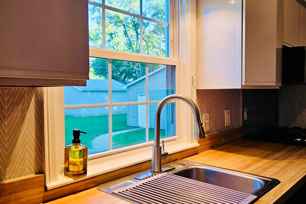 Clean counters, silicone drying rack, and a sink that’s ready for anything.