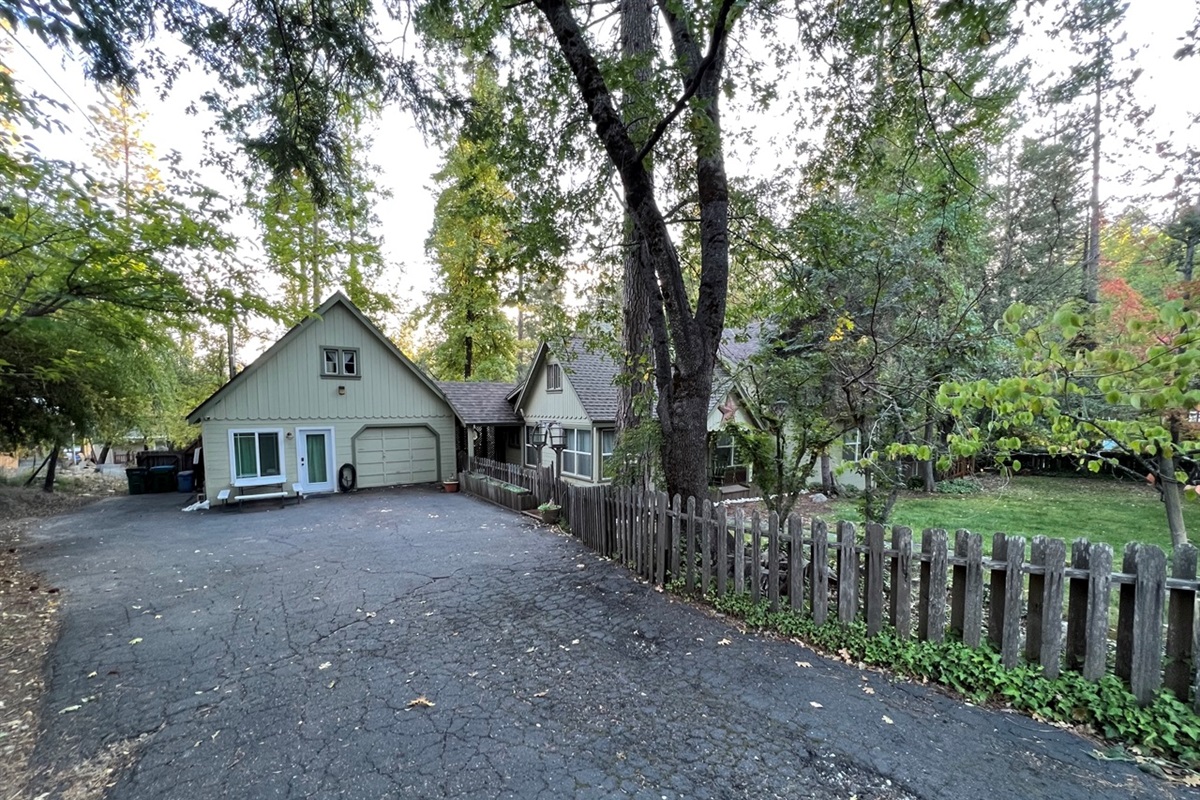 Long driveway with plenty of room for our main house and studio guests, on peaceful, quiet street.
