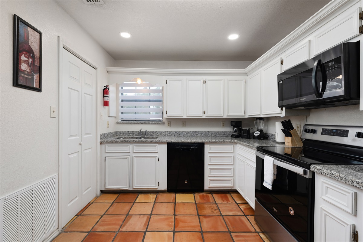 Full Kitchen with all your necessities!