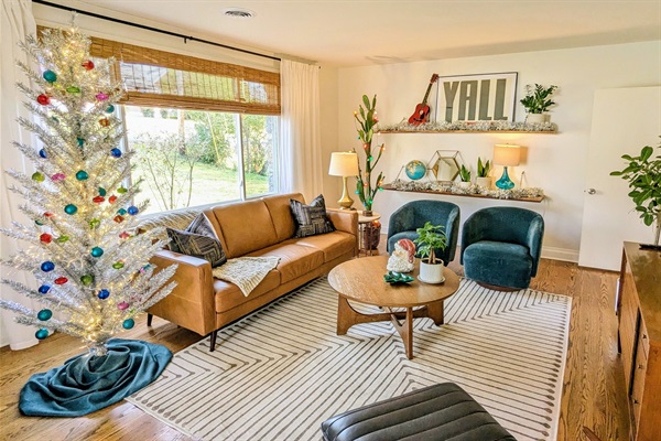 ✨Retro holiday decor Dec 1–Jan 4✨