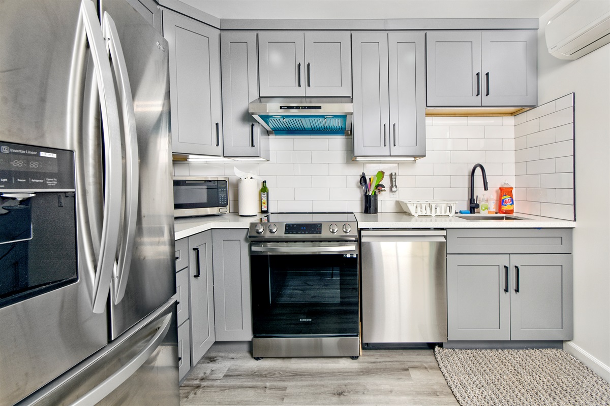 02-1362-shortridge-unit-b-jadu-full-kitchen-with-stainless-appliances