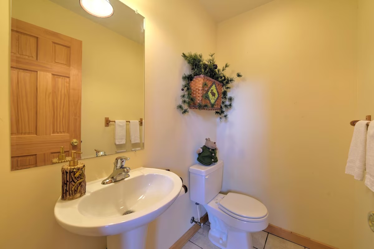 Main floor 1/2 bathroom