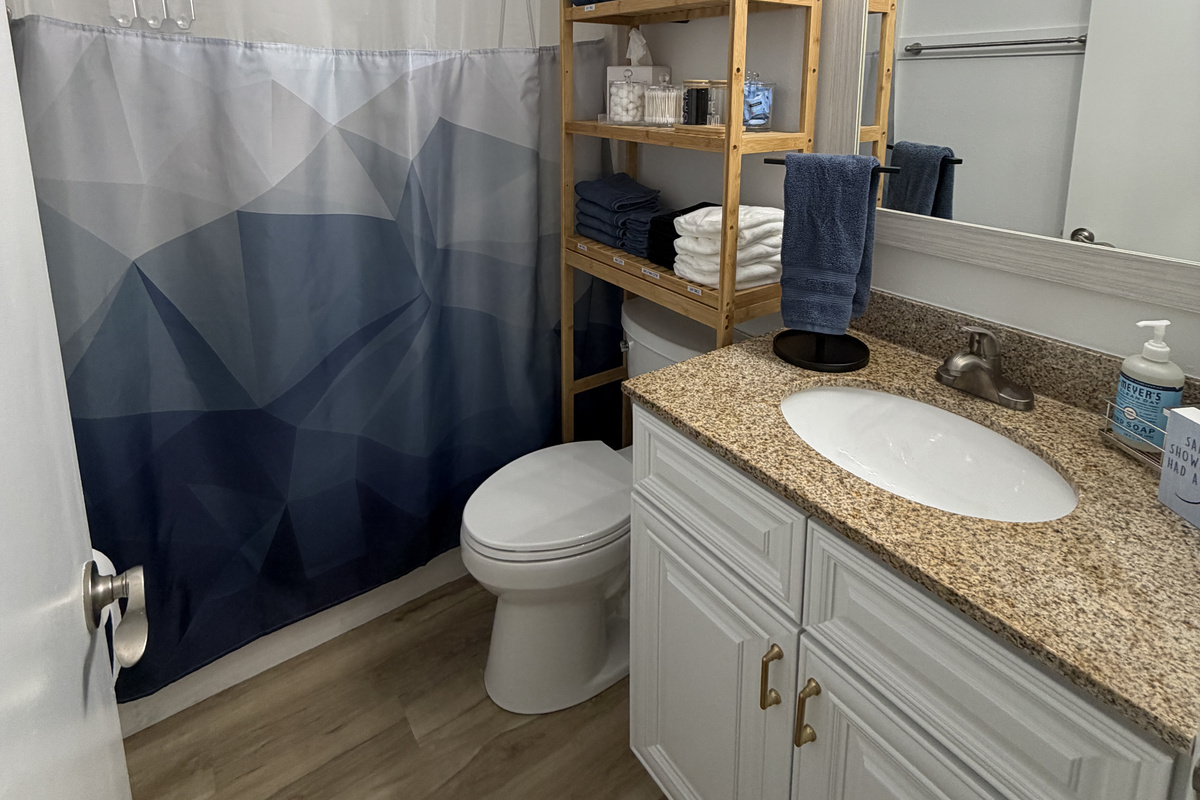 Primary bathroom (not en-suite)