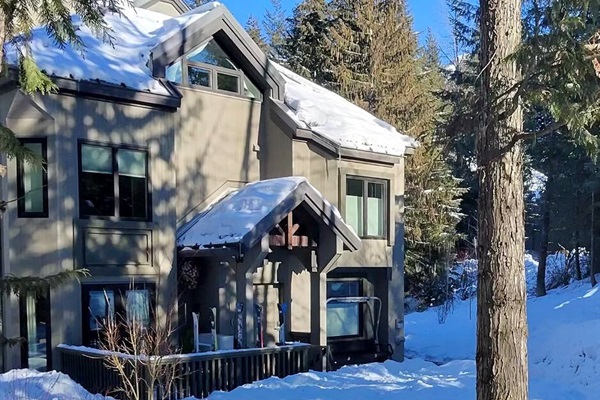 Best Whistler Rental is sun drenched end unit townhome directly overlooking Fitzsimmons Creek at the entrance to Skier’s Plaza in Whistler Village.  Whistler Gondola, Fitz Express & Excalibur Gondola are steps from your front door. 