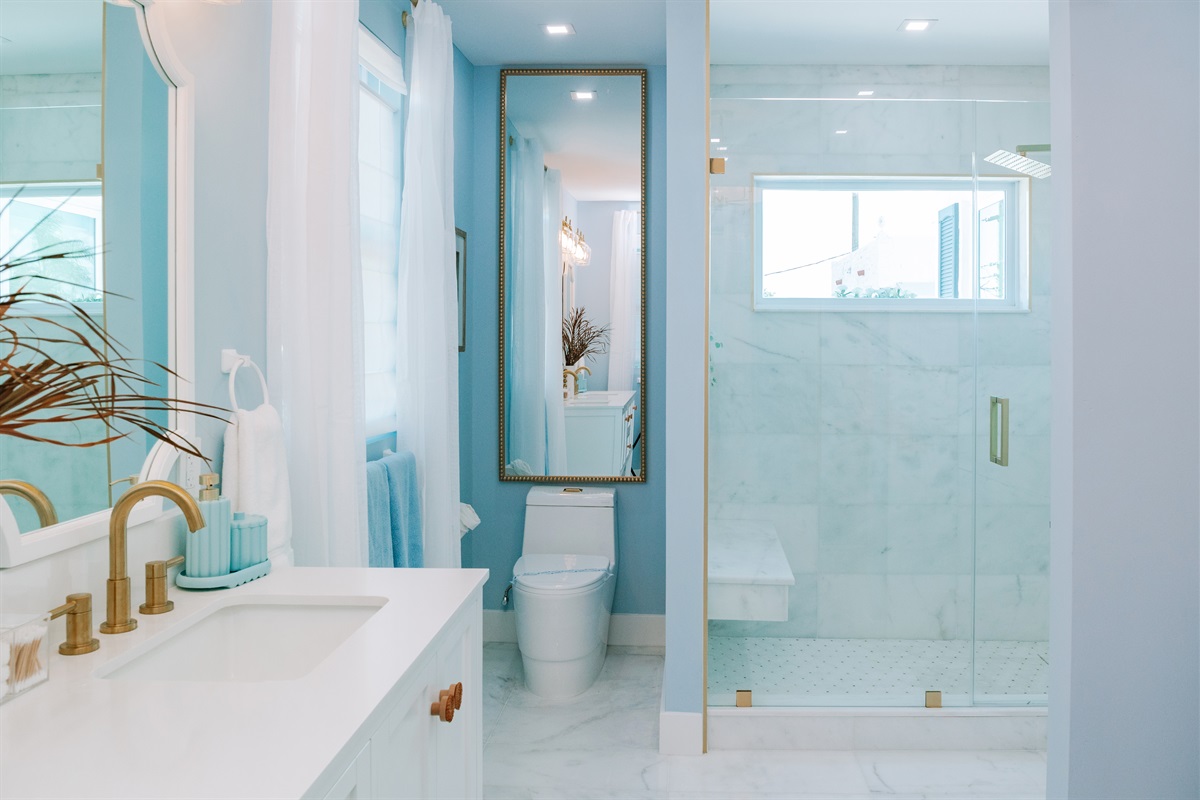 The ensuite bathroom to the main bedroom is the perfect place to get ready in private, with an astonishing rainfall shower, powder area and exquisite finishings.