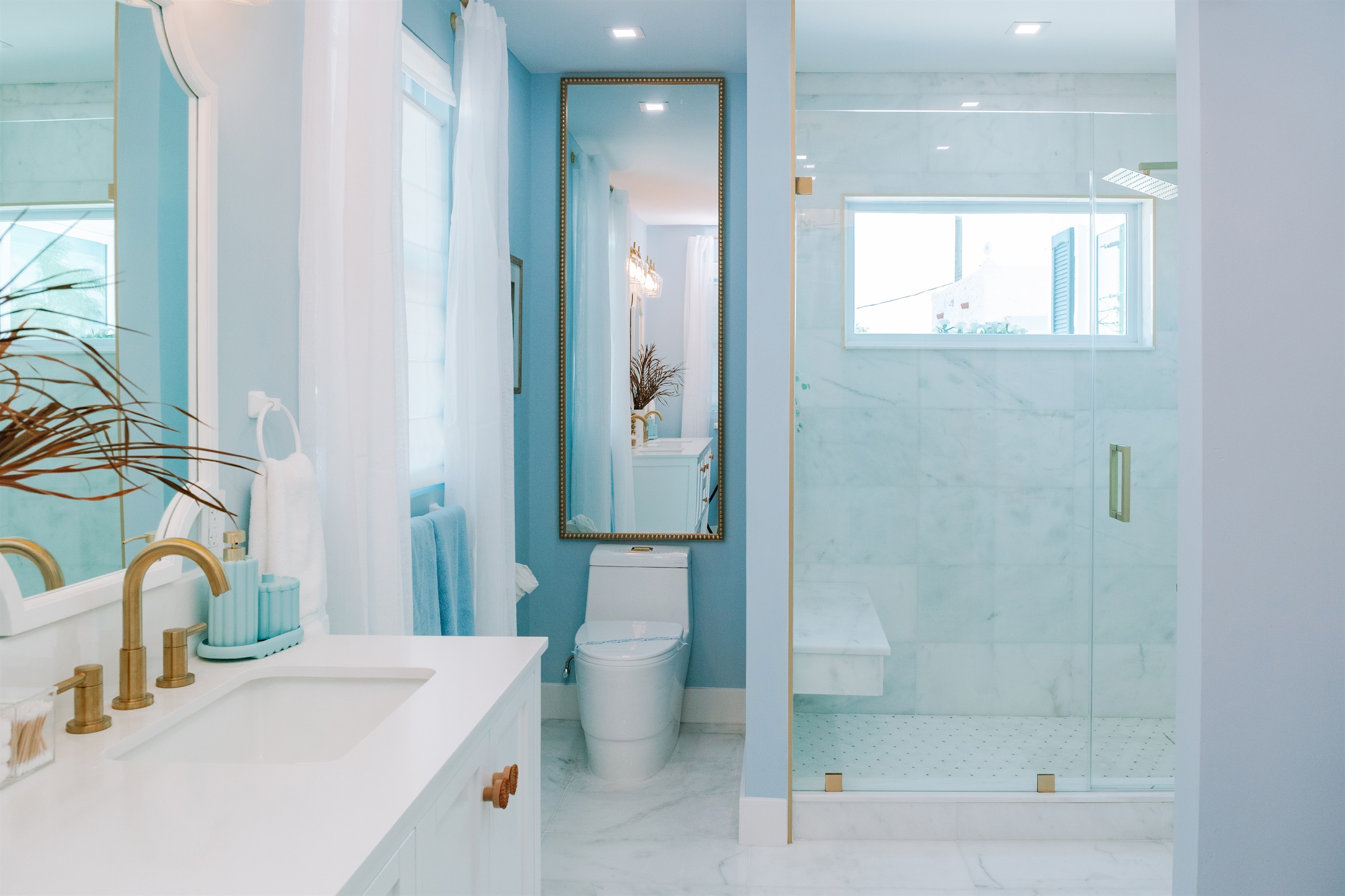 The ensuite bathroom to the main bedroom is the perfect place to get ready in private, with an astonishing rainfall shower, powder area and exquisite finishings.