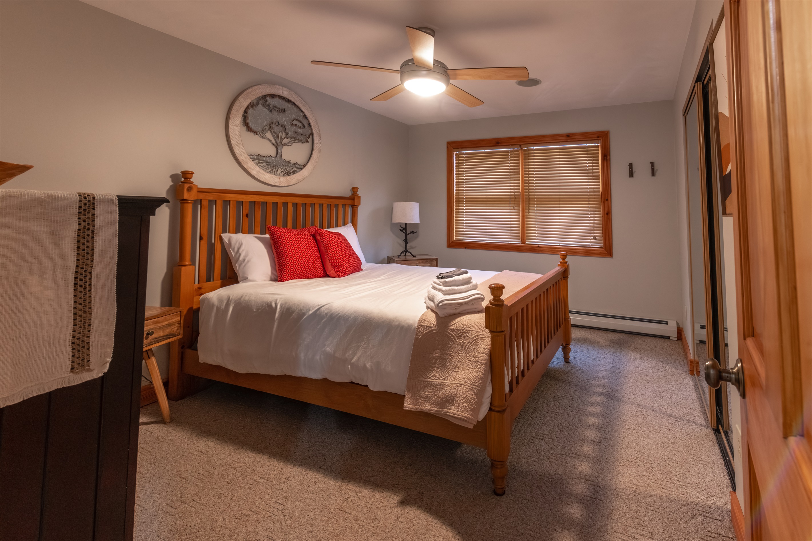 Queen size bed on the 2nd level.