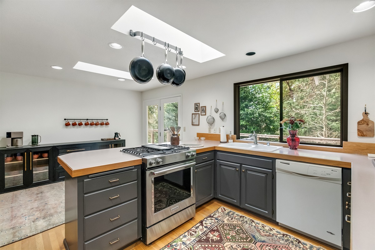 The gas range in the oven, centrally located. It's perfect for the social chef.