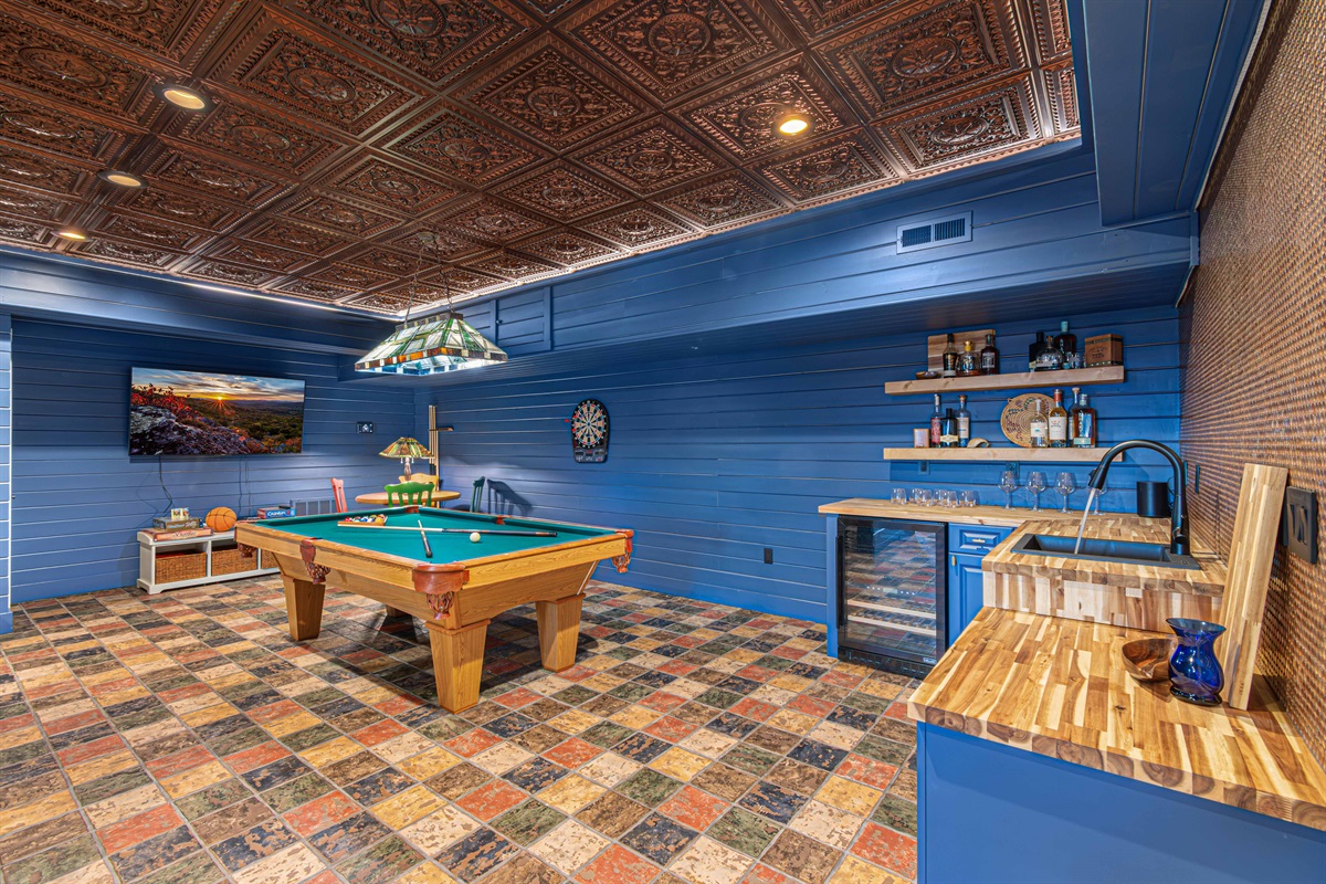 Game Room: Enjoy lively pool matches and refreshments in this vibrant entertainment haven!