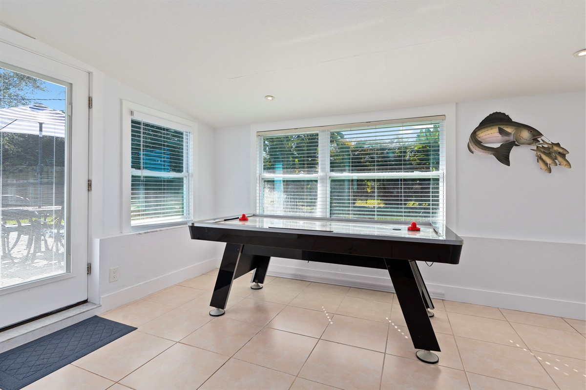 Air hockey table