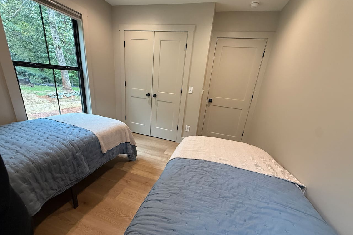 Bedroom 3 with two twin beds