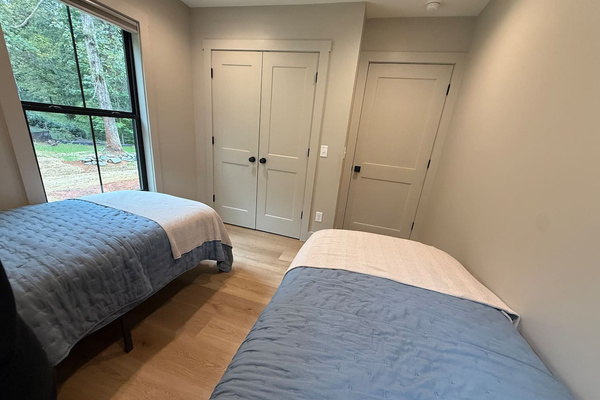Bedroom 3 with two twin beds