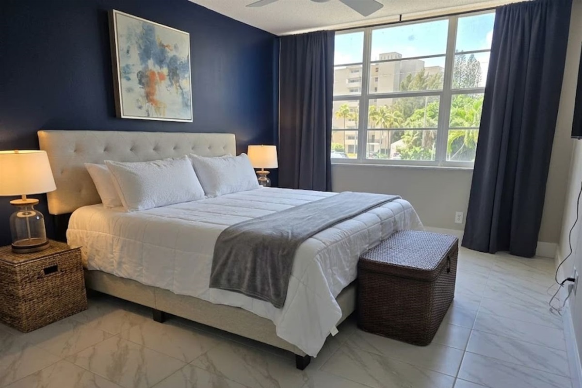 Guest (king bed) Room with seperate full bathroom and tv