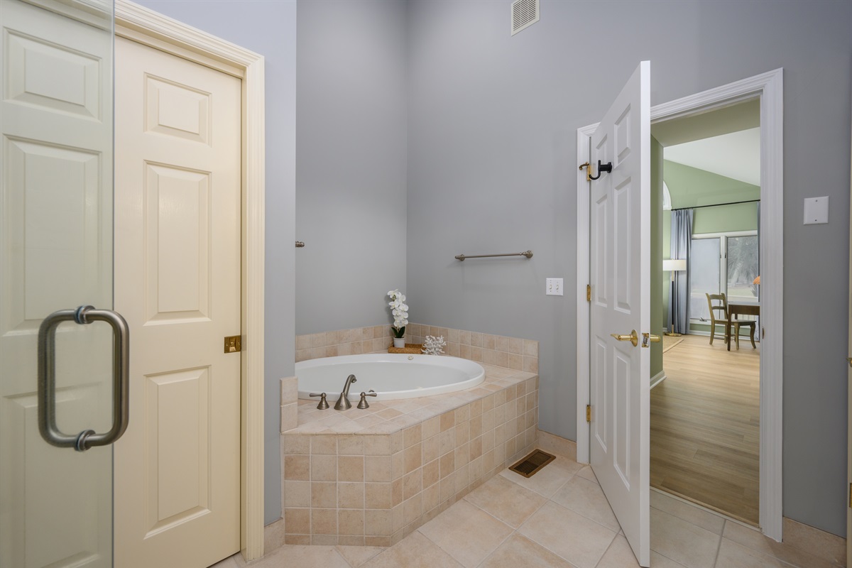 Primary King - deep soaking tub