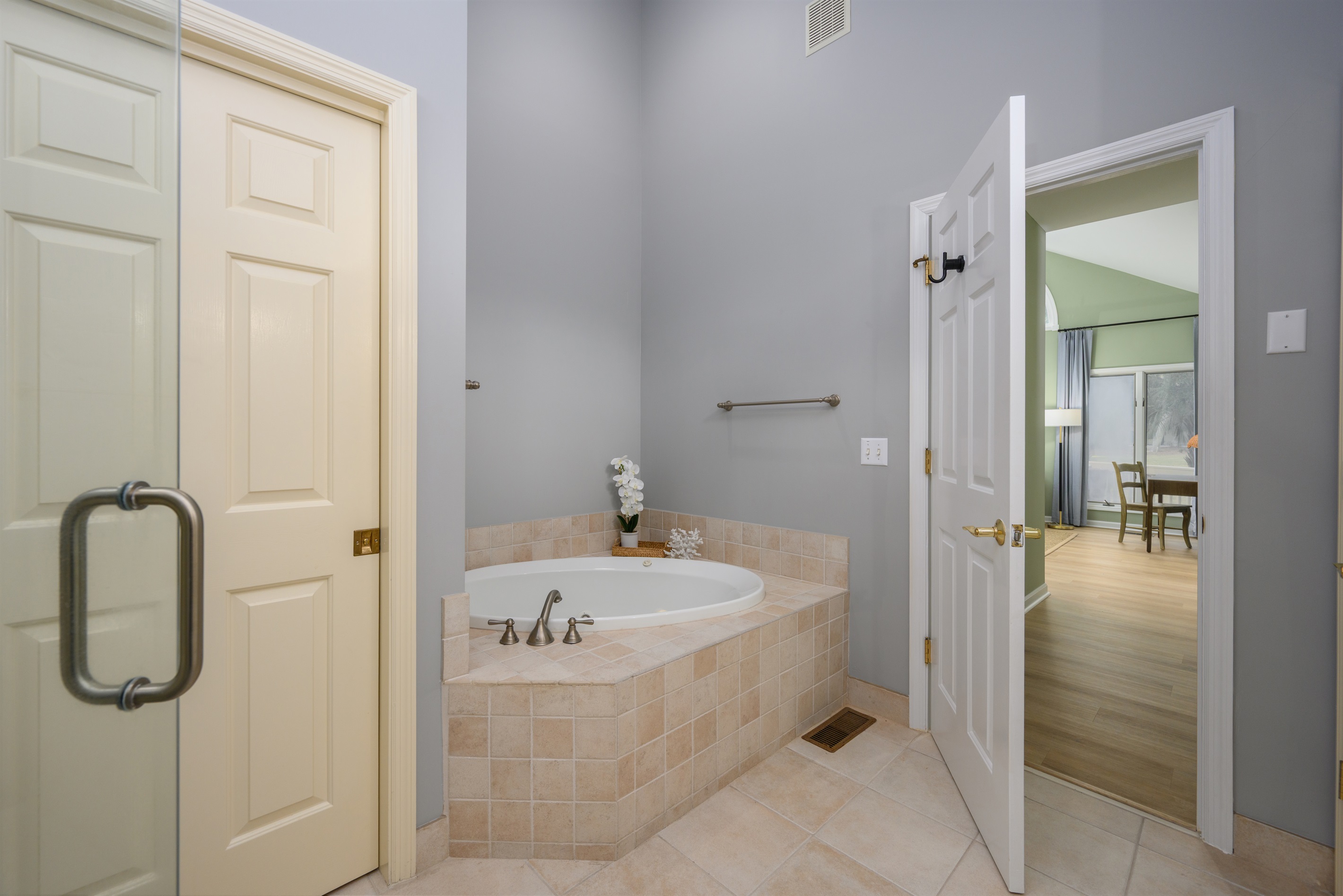 Primary King - deep soaking tub