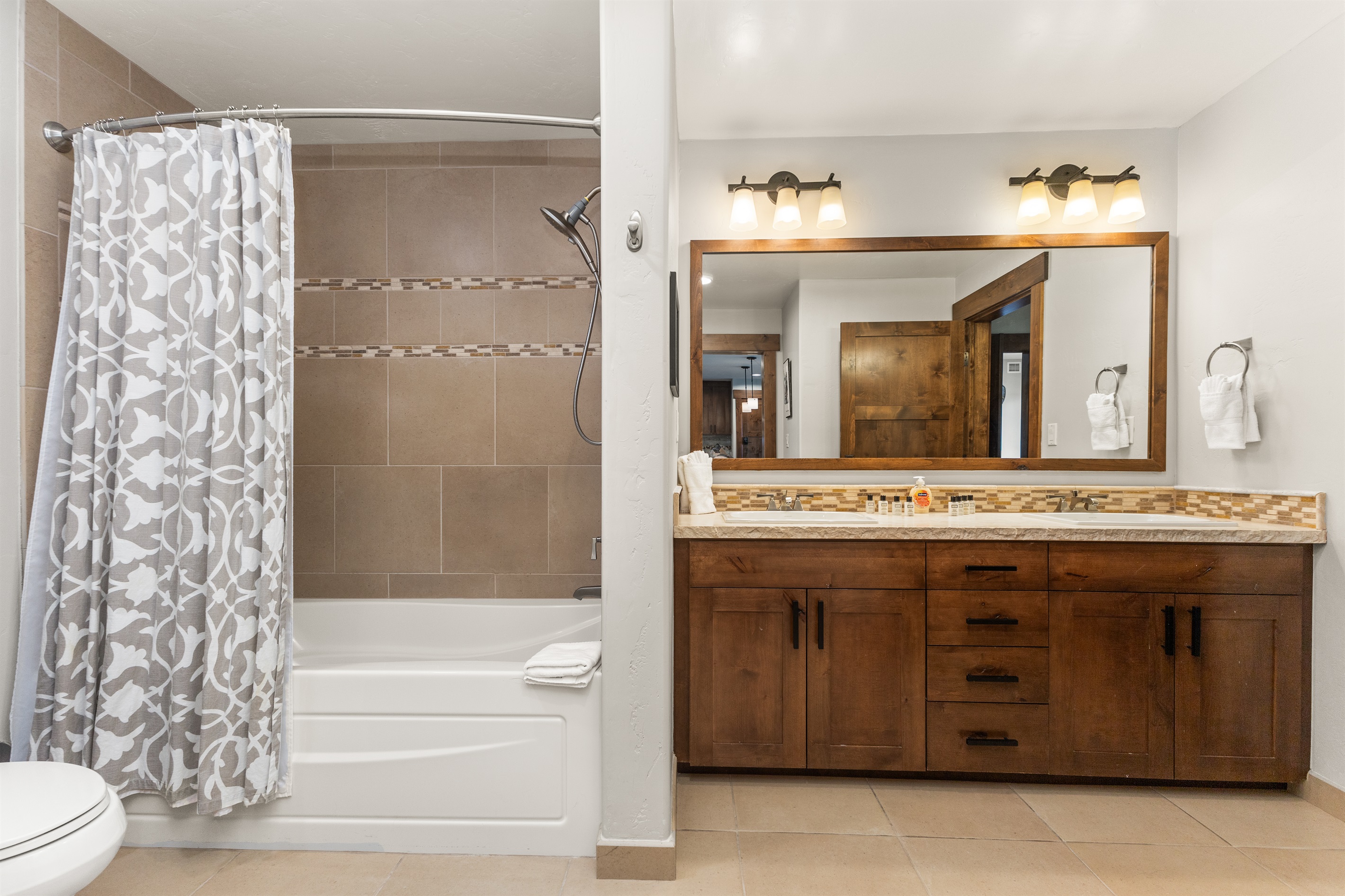 Ensuite Bathroom 2 | Shower and Tub combo