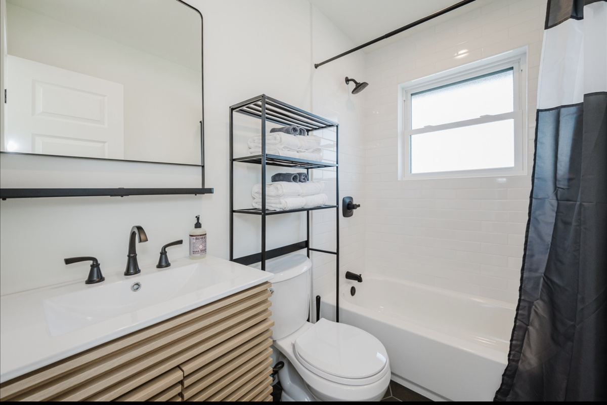 Sleek and stylish bathroom with contemporary fixtures and a clean design.