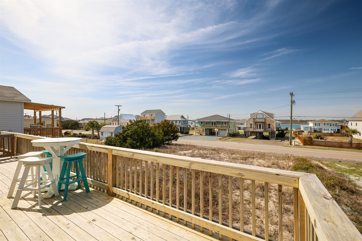 Wide deck space for relaxing and outdoor dining