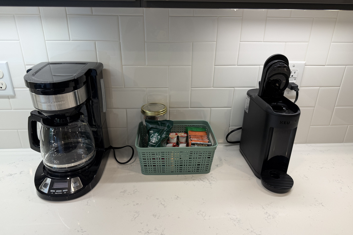 Coffee and tea station with compostable coffee pods