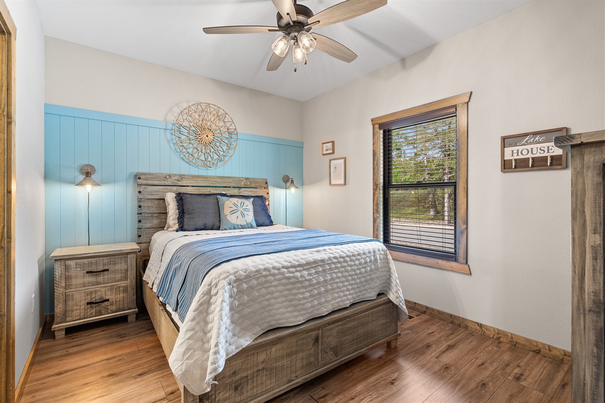 Queen bedroom on main level with en suite bathtub combo