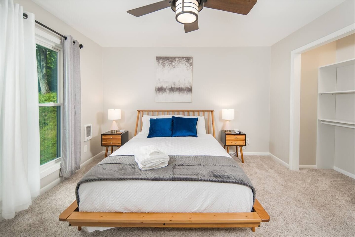Unit 1: Bedroom #3 (Queen) Includes Roku TV (Hulu+, ESPN+, & Disney+)