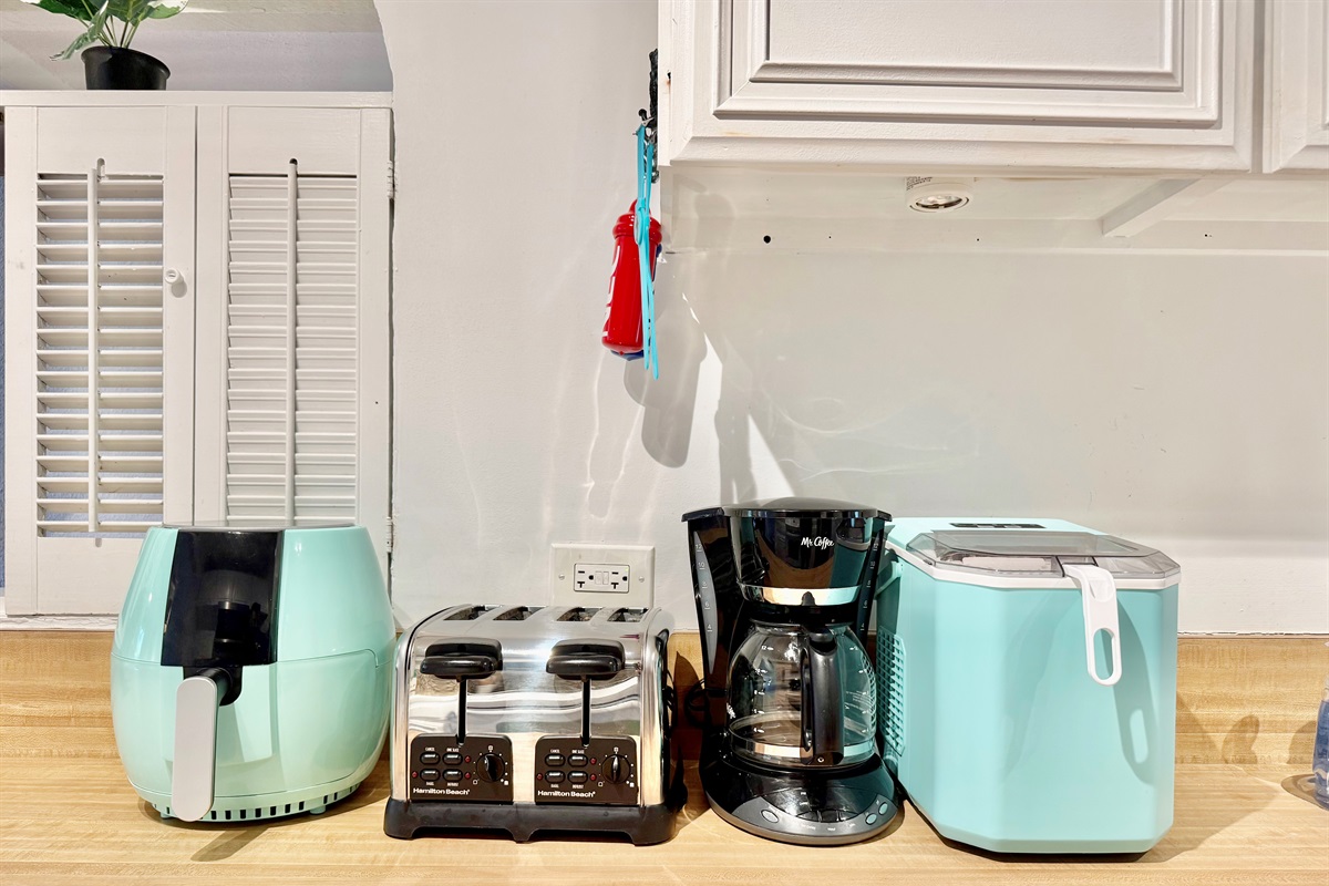 Air fryer, toaster, coffee pot and ice maker