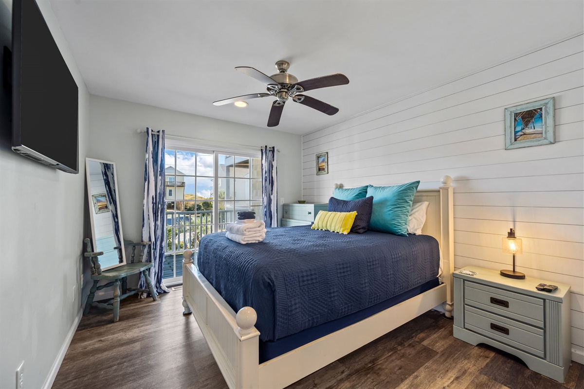 Southern Queen bedroom with ocean-facing balcony