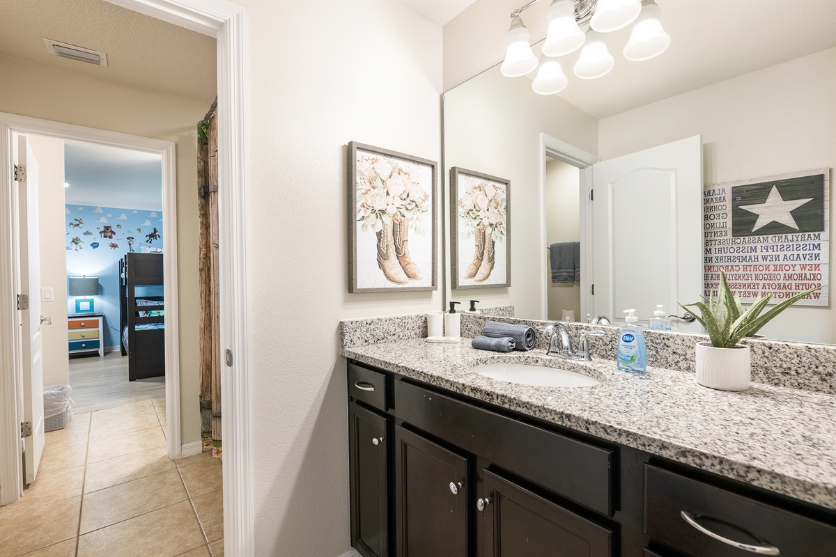 Twin Palms Villa: Bathroom 5