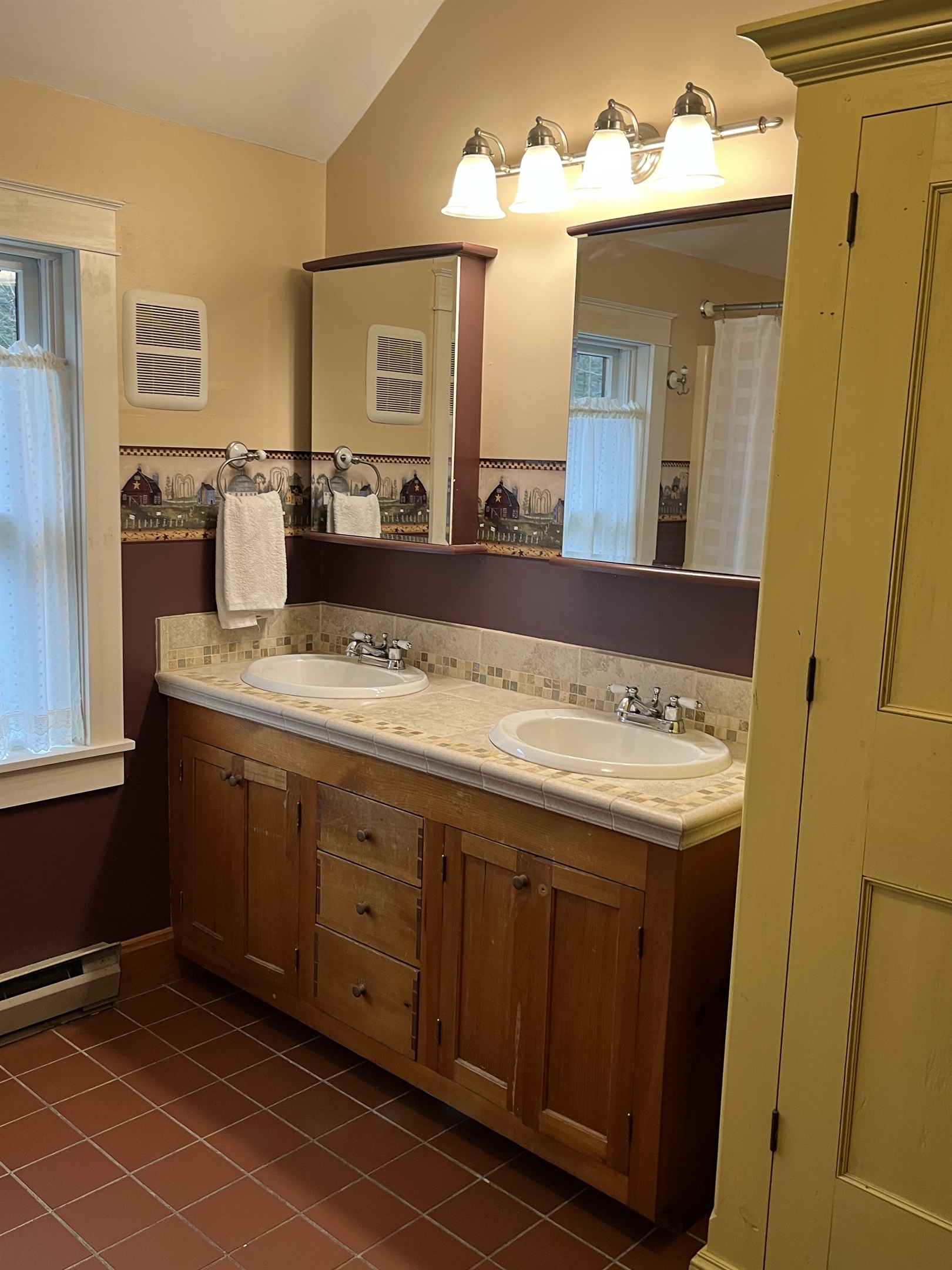 Bath with tub/shower off hallway