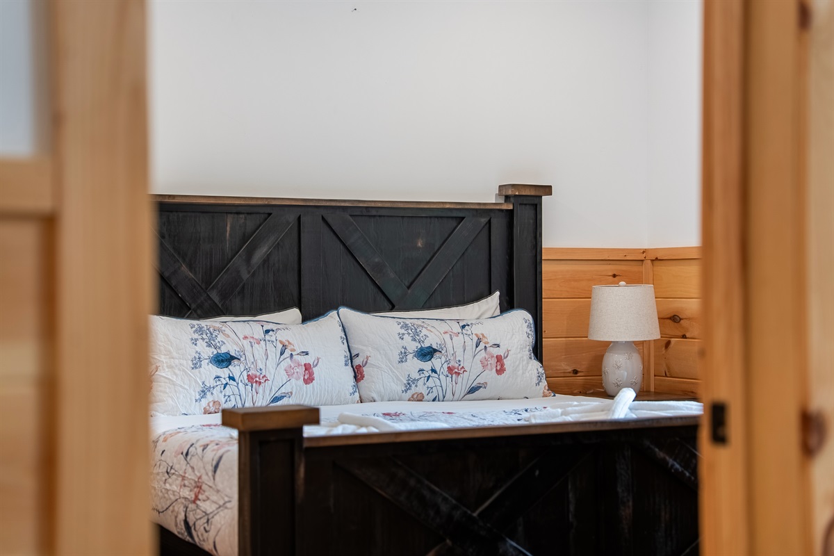 King Bed.. Modern and Comfortable