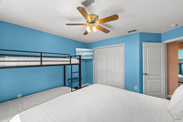Bring on the fun! The Blueberry Bliss Room offers a playful, bright atmosphere with plenty of space for everyone to unwind. Kick back on the king bed or the roomy XL twin bunks, catch a movie on the 43-inch TV, and enjoy the modern convenience of dedicated