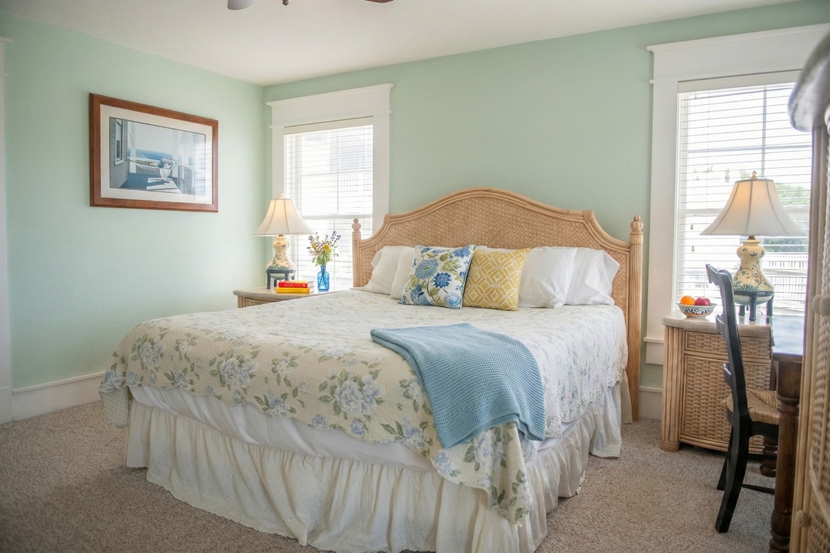 9. King Master bedroom ensuite oceanfront - 1st floor