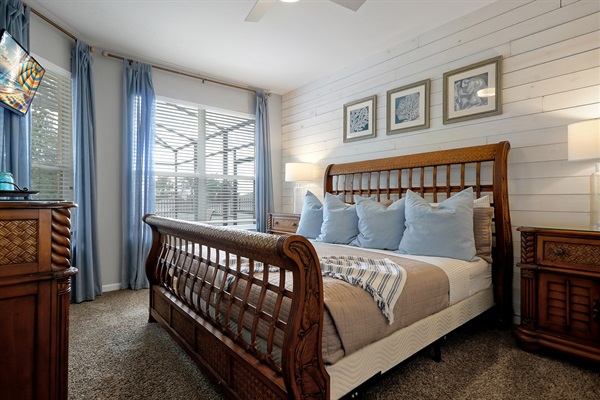 Newly renovated Downstairs King bedroom with en-suite bath