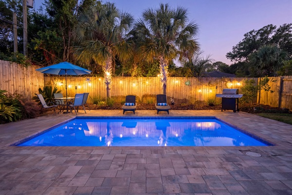 Enjoy your own private pool in the twilight with friends and family!