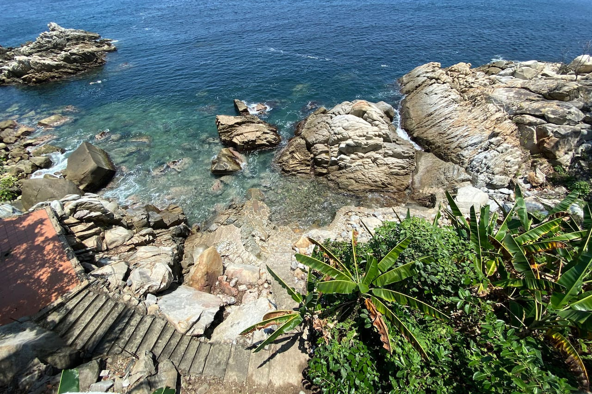 Go down a few steps from the Hacienda and enjoy snorkeling, swimming or fishing.